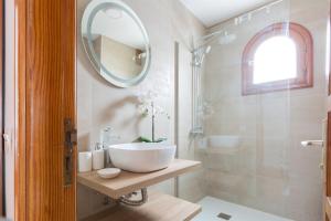 DARUMA APARTMENTS 2-Bedroom Duplex with Sea Views的一间浴室