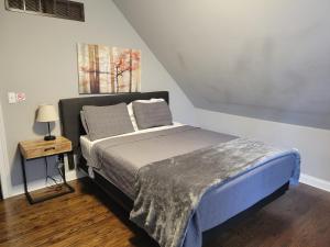 ein Bett mit zwei Kissen darauf in einem Schlafzimmer in der Unterkunft Modern Rustic split level with balcony in Cincinnati