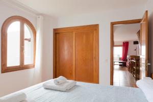DARUMA APARTMENTS 2-Bedroom Duplex with Sea Views客房内的一张或多张床位