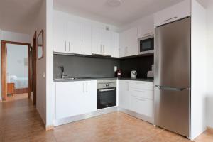 DARUMA APARTMENTS 2-Bedroom Duplex with Sea Views的厨房或小厨房