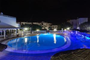 科斯塔特吉塞DARUMA APARTMENTS 2-Bedroom Duplex with Sea Views的夜间大型游泳池,灯光照亮