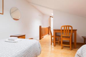 DARUMA APARTMENTS 2-Bedroom Duplex with Sea Views客房内的一张或多张床位