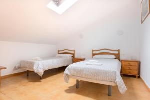 DARUMA APARTMENTS 2-Bedroom Duplex with Sea Views客房内的一张或多张床位