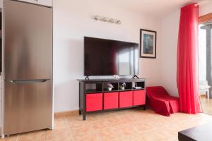 DARUMA APARTMENTS 2-Bedroom Duplex with Sea Views的电视和/或娱乐中心