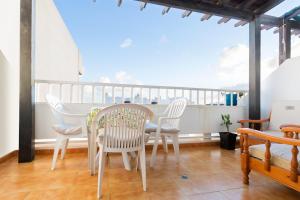 DARUMA APARTMENTS 2-Bedroom Duplex with Sea Views的阳台或露台