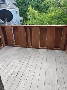 Ein Balkon oder eine Terrasse in der Unterkunft Modern Rustic split level with balcony