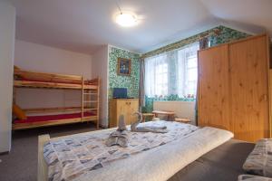 Postel nebo postele na pokoji v ubytování Podskalí Adršpach