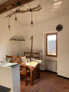 een eetkamer met een tafel en stoelen en een raam bij Pélissanne, superbe appartement entièrement rénové in Pélissanne