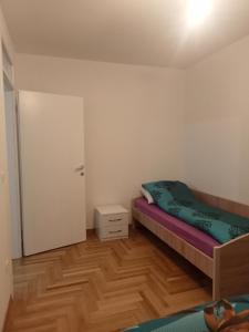 サラエボにあるRooms near the airportのベッドとドア付きの小さな部屋