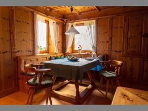 a dining room with a table and chairs at Ferienwohnung Fendt in Berchtesgaden