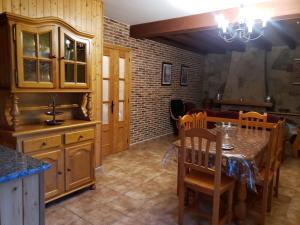 een keuken en eetkamer met een tafel en stoelen bij Los Guijos in Hoyos del Espino
