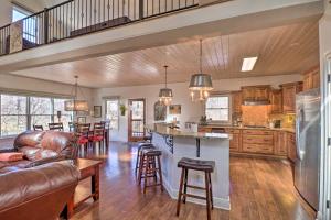 una cucina e un soggiorno con bar in una casa di Riverfront Heber Springs Home Spacious Deck! a Heber Springs