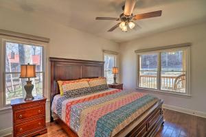 Giường trong phòng chung tại Riverfront Heber Springs Home Spacious Deck!