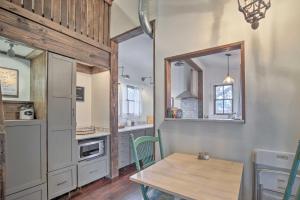 Köök või kööginurk majutusasutuses 18 Miles to San Antonio Quiet Country Getaway