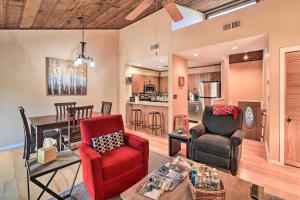 un soggiorno con sala da pranzo e cucina di Sunny Sapphire Townhome with Resort Amenities! a Sapphire