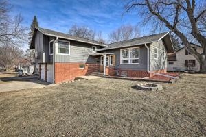una casa con un patio en Sioux Center Split-Level Home with Game Room!, en Sioux Center