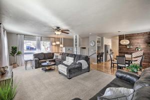 una sala de estar con un sofá y una mesa en Sioux Center Split-Level Home with Game Room!, en Sioux Center