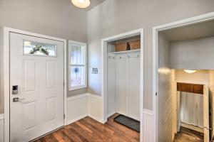 Imagen de la galería de Sioux Center Split-Level Home with Game Room!, en Sioux Center