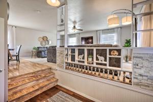 Imagen de la galería de Sioux Center Split-Level Home with Game Room!, en Sioux Center