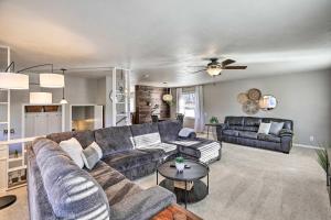 Zona de estar de Sioux Center Split-Level Home with Game Room!