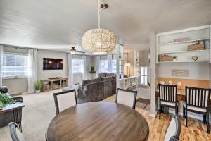 Zona de estar de Sioux Center Split-Level Home with Game Room!