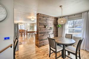 Imagen de la galería de Sioux Center Split-Level Home with Game Room!, en Sioux Center