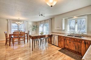 Una cocina o zona de cocina en Sioux Center Split-Level Home with Game Room!