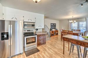 Una cocina y un comedor con una mesa y un comedor. en Sioux Center Split-Level Home with Game Room!, en Sioux Center