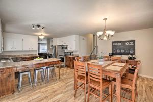 Una cocina o zona de cocina en Sioux Center Split-Level Home with Game Room!