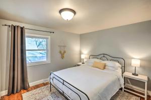 Cama o camas de una habitación en Sioux Center Split-Level Home with Game Room!