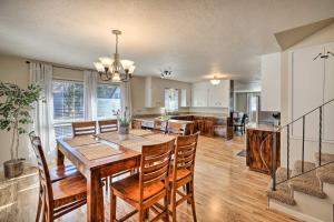 Zona de estar de Sioux Center Split-Level Home with Game Room!