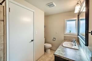 Un baño de Sioux Center Split-Level Home with Game Room!