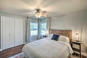 Un dormitorio con una cama y un ventilador de techo. en Sioux Center Split-Level Home with Game Room!, en Sioux Center