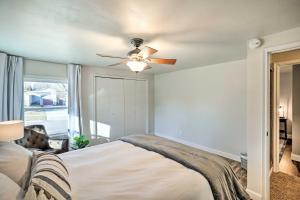 Cama o camas de una habitación en Sioux Center Split-Level Home with Game Room!