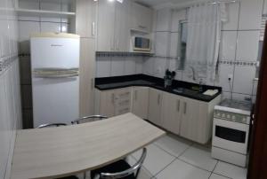 Köök või kööginurk majutusasutuses Condominio Residencial Marina Club