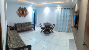聖佩德羅－達阿爾德亞的住宿－Condominio Residencial Marina Club，客厅配有沙发和桌子