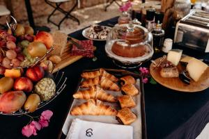 una mesa cubierta con muchos tipos diferentes de comida en Agroturismo Can Guillem, en Santa Gertrudis