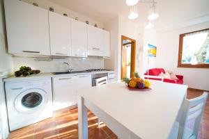 A kitchen or kitchenette at ULIVI Beth's House