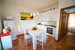 A kitchen or kitchenette at ULIVI Beth's House