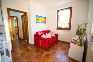 A seating area at ULIVI Beth's House