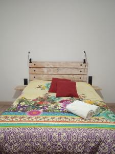 un letto con due cuscini e due asciugamani sopra di BONITO AP CENTRICO PATIO WIFI PARKING GRATIS. a Granada