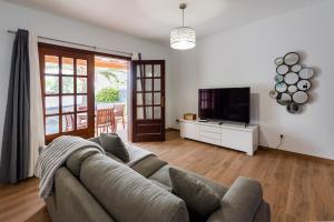 salon z kanapą i telewizorem w obiekcie Villa Axular w mieście Playa Blanca