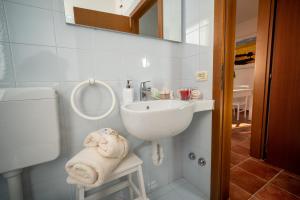 A bathroom at ULIVI Beth's House