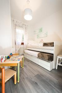 A seating area at ULIVI Beth's House