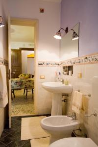 Bathroom sa Sicilia Ovest - Domus Mariae Charming Apartments with Balcony