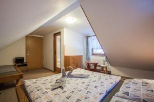 Postel nebo postele na pokoji v ubytování Podskalí Adršpach