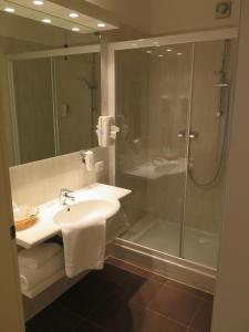 a bathroom with a sink and a shower at Hotel Motel Piu' in Vaiano Cremasco