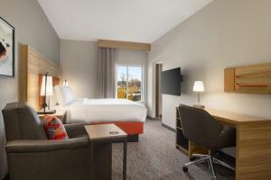 ein Hotelzimmer mit einem Bett und einem Schreibtisch in der Unterkunft Candlewood Suites - Lexington - Medical District, an IHG Hotel in Lexington