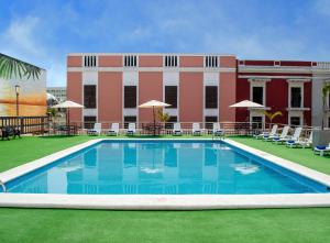 a swimming pool in front of a building at Hotel Veracruz Centro Histórico in Veracruz