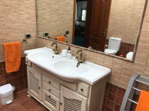 A bathroom at casaenos Még 37 kép